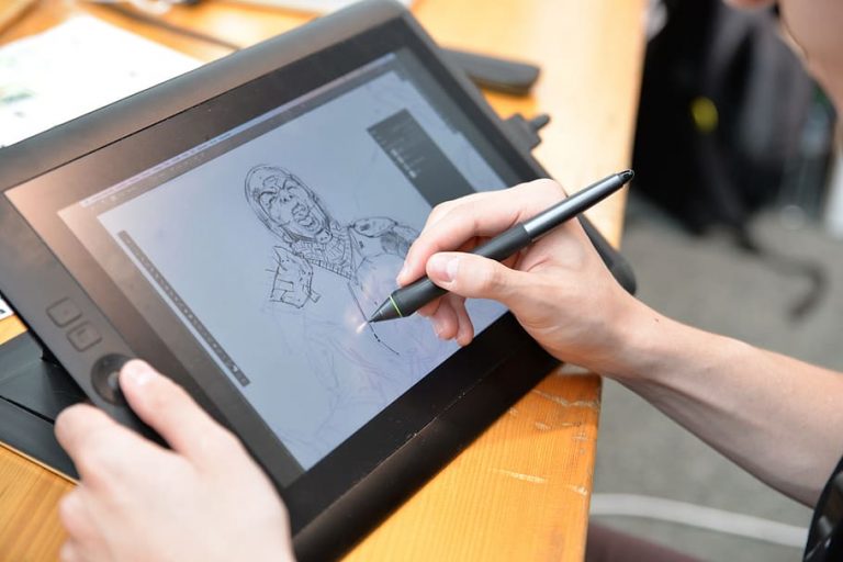 10 Best 2 in 1 Laptops For Drawing 2022 [Professional Artists]
